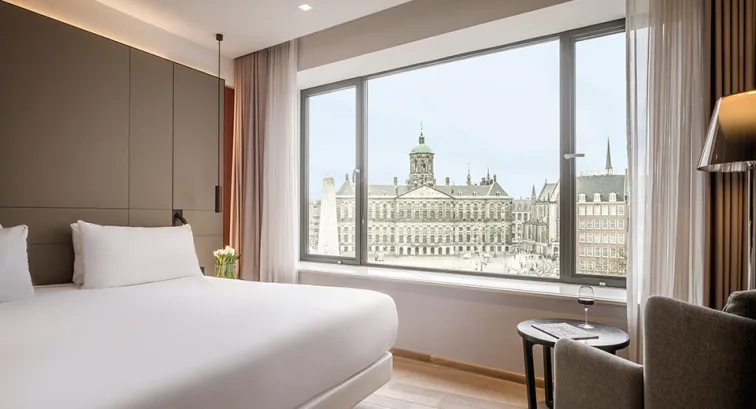 Hotelzimmer mit hochwertiger Bettdecke